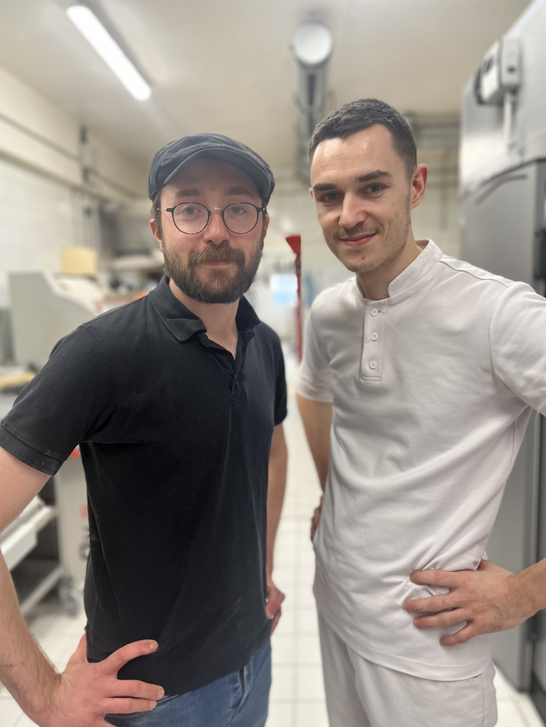 Le fondateur et patron de la boulangerie-pâtisserie Les Épicuriens Dury, Jérémy Dombry (à g.), ici avec son boulanger.