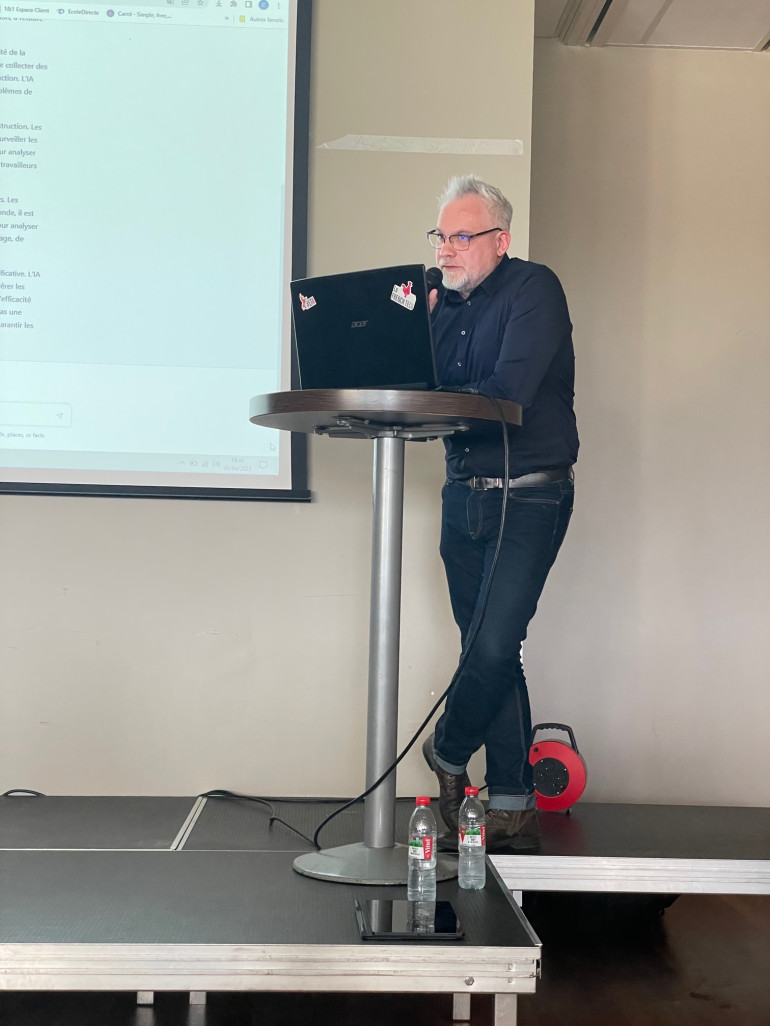 Cyrille Chaidron, archéologue et start-uper de l’IA au Club des bâtisseurs pour sa conférence sur l'Intelligence artificielle.