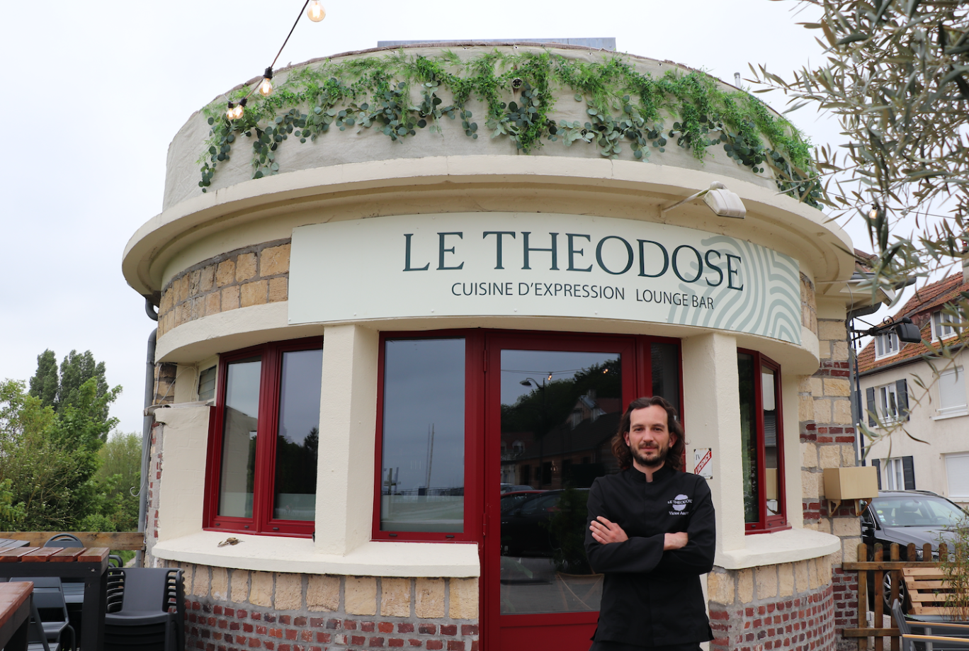 Le restaurant se trouve près du port de plaisance.