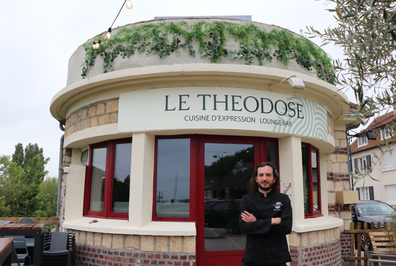  Le restaurant se trouve près du port de plaisance.