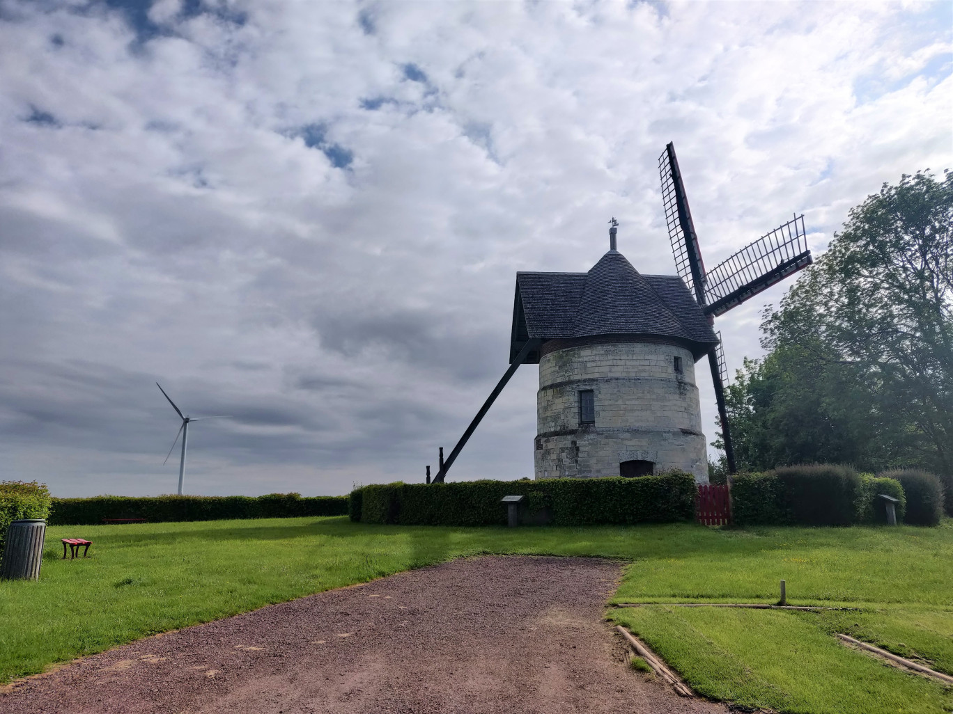 Sur les hauteurs du village, moulin et éoliennes se font face. (c)Aletheia Press/ DLP