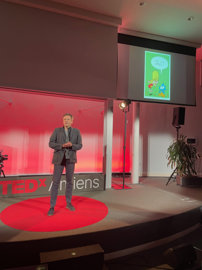 Pascal Mériaux, président de l'association On a marché sur la Bulle et organisateur du festival de Bande dessinée d'Amiens, sur la scène du TedxAmiens.