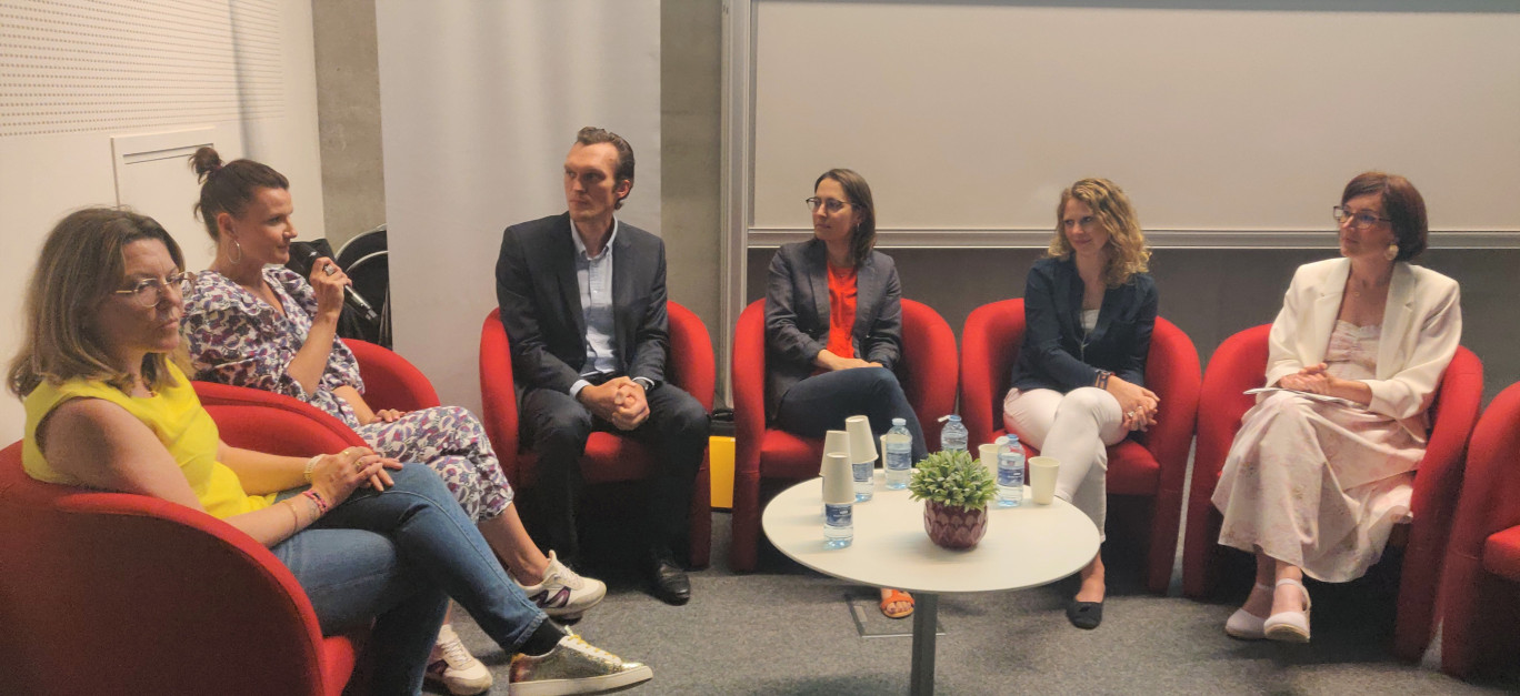 Solenn Lostuzzo, Aurélia Blanc, Fabien Pierron, Léa Bernard, Ludivine Fourny et Émilie Segard. (c)Aletheia Press/ DLP