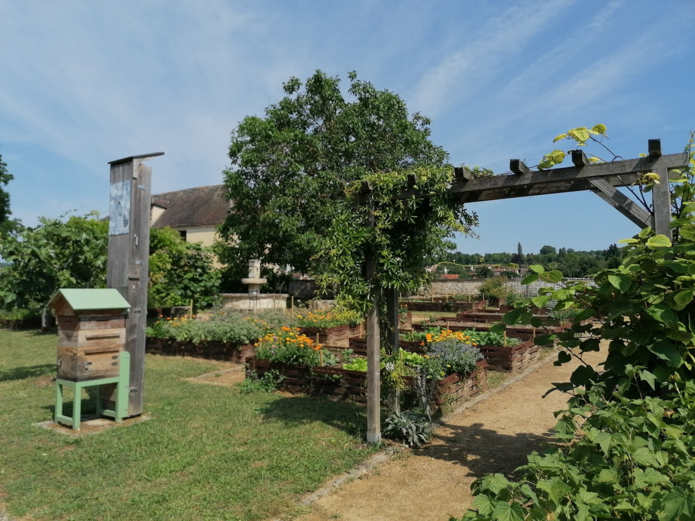 Le Jardin accueille également des colonies d’abeilles qui butinent librement les fleurs du jardin. ©Maison du Tourisme les Portes de la Champagne