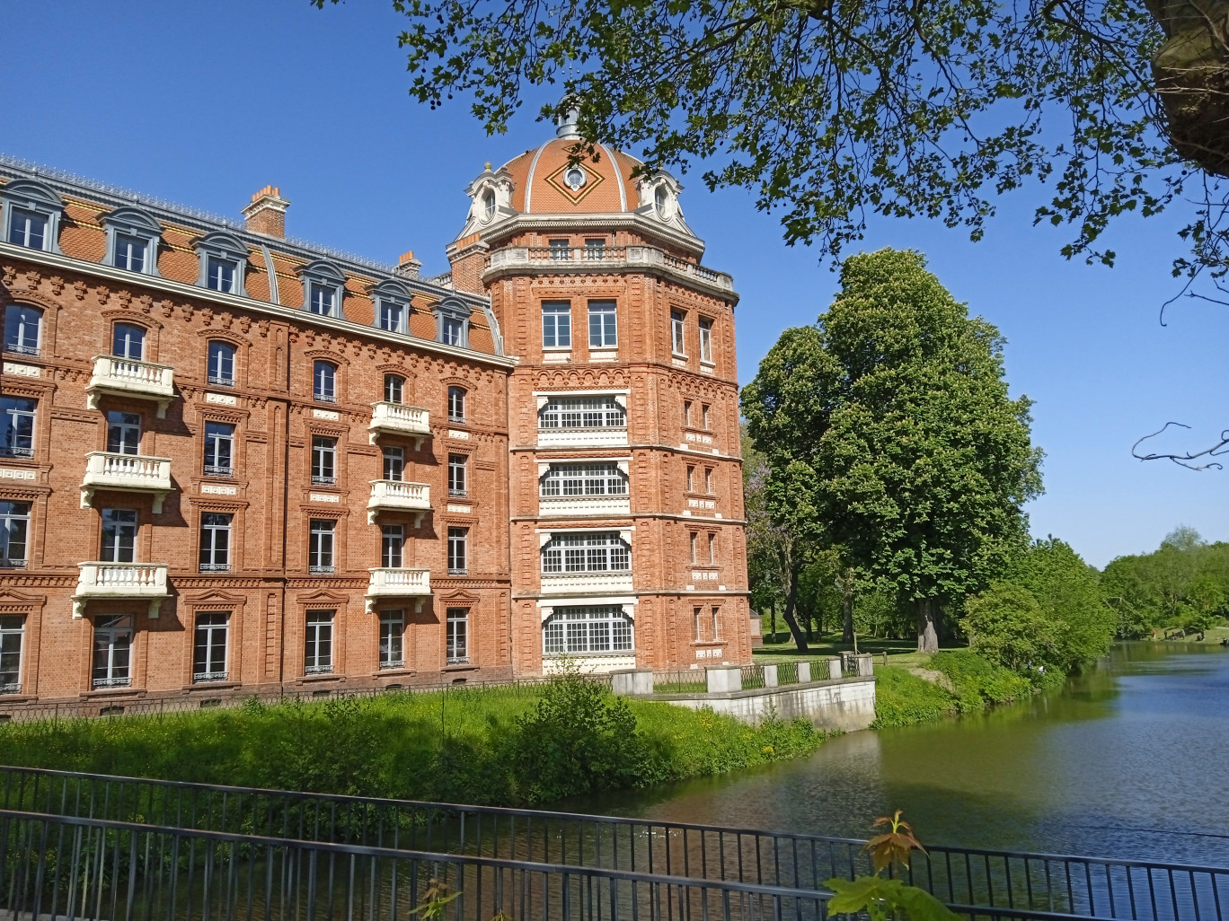 La formation offre l’opportunité aux jeunes du territoire de se former et de travailler localement dans différentes structures comme le Familistère de Guise.