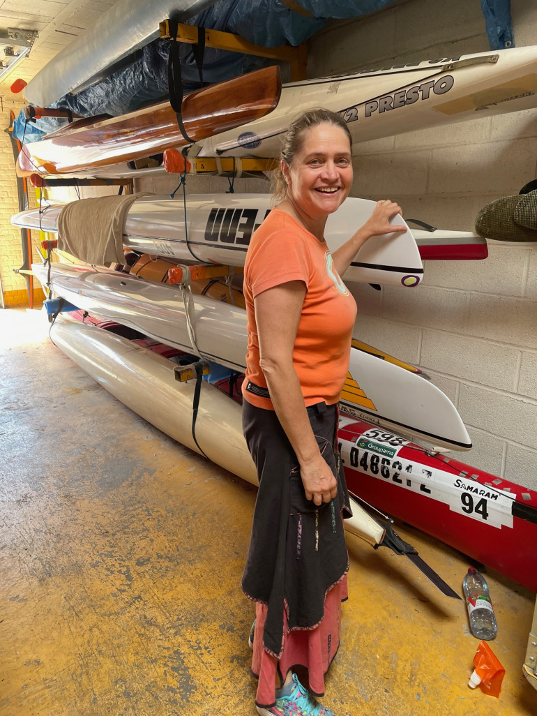 Corinne Généreux, professeure de détente et fondatrice de l'entreprise Cœur, Corps, Esprit dispense des ateliers sur l'eau à bord de kayaks pour une totale reconnexion à soi et à la nature.