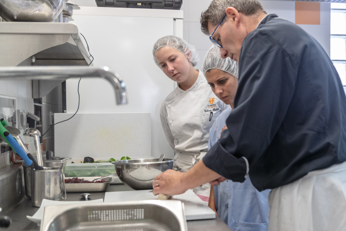 Une nouvelle formation de commis de cuisine. C'est ce professionnel qui réalise des mets simples, dresse des plats et les transmet au personnel de salle, participe à l'entretien du poste de la cuisine et des locaux annexes et applique les règles d'hygiène et de sécurité en vigueur.