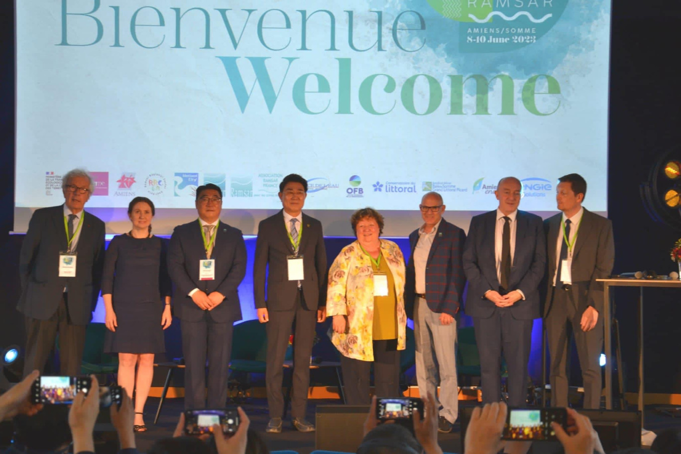 Au centre, Brigitte Fouré, maire d'Amiens avec certains représentants des villes Ramsar.