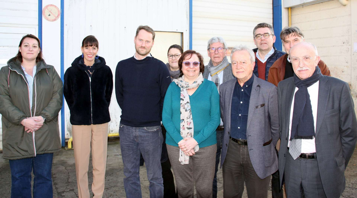 La directrice Christelle Devillers (au centre) entourée à sa gauche de Paul-Maixent Deveugle, des élus et autres partenaires du projet.