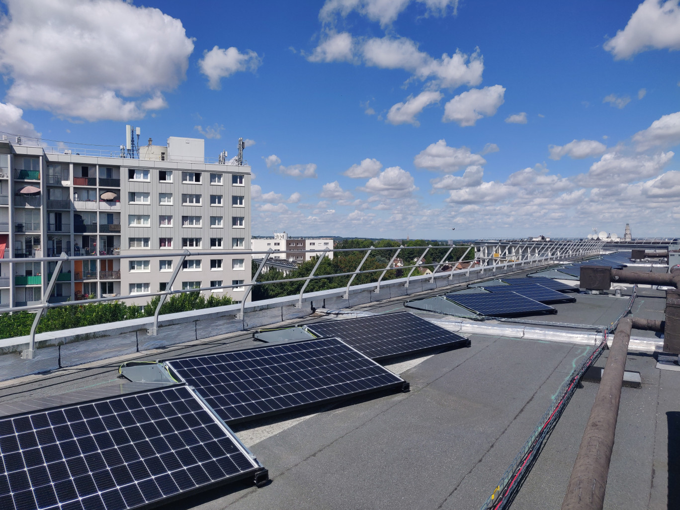 AMSOM Habitat a fait installer des panneaux photovoltaïques sur trois bâtiments du quartier Sud-Est à Amiens. ©Aletheia Press/ DLP