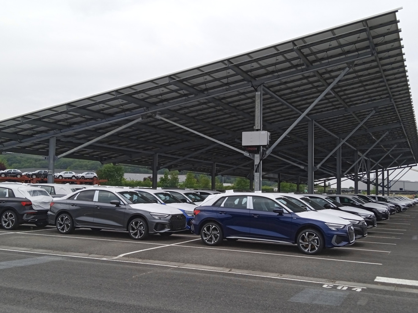 Le parc de véhicules est désormais couvert, sur 15 hectares, d’ombrières photovoltaïques. 