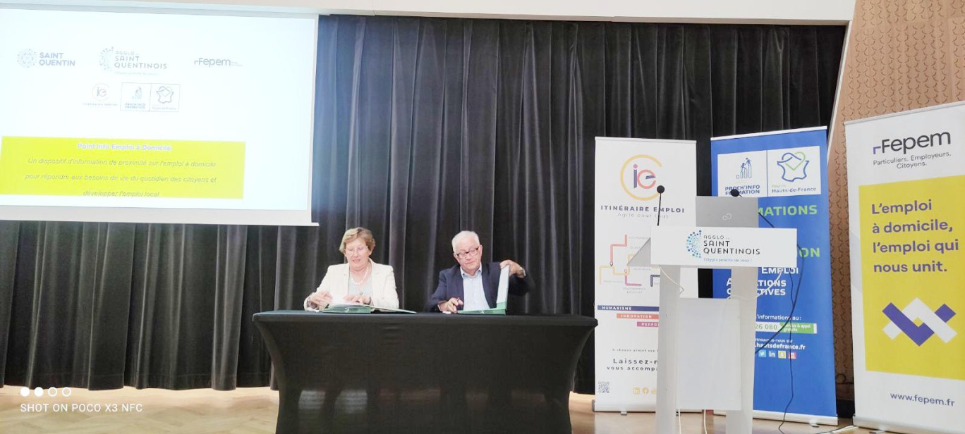 Françoise Dupuis et Jean-Michel Bertonnet ont signé la convention de partenariat devant Frédérique Macarez maire de Saint-Quentin, les élus et les responsables de Particulier emploi et Itinéraire emploi.