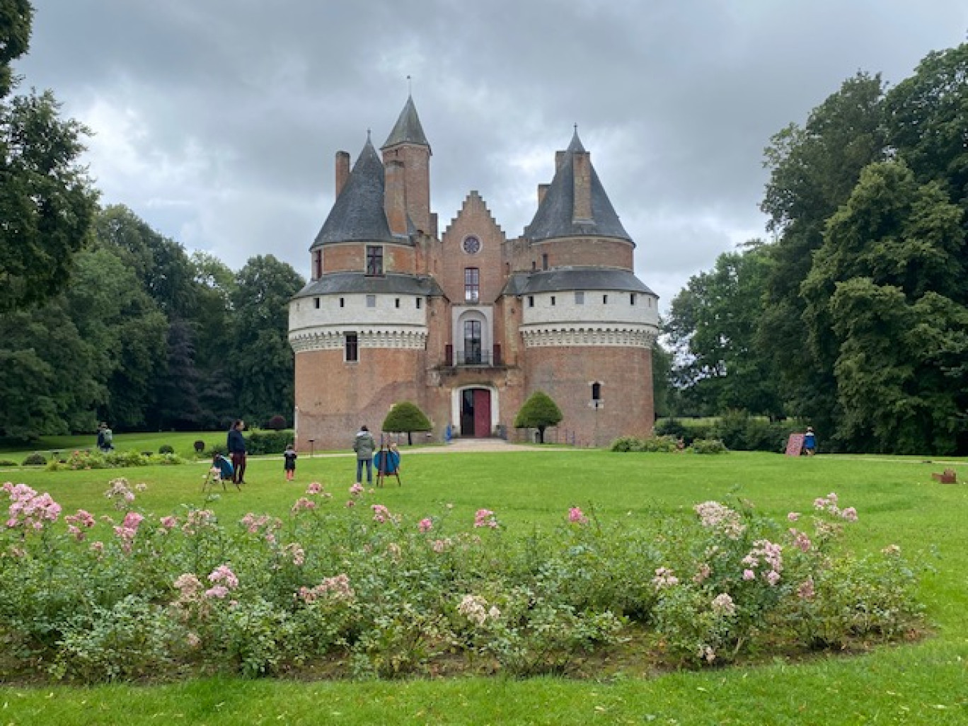 Château médiéval et familial, Rambures accueille familles, scolaires et entreprises.