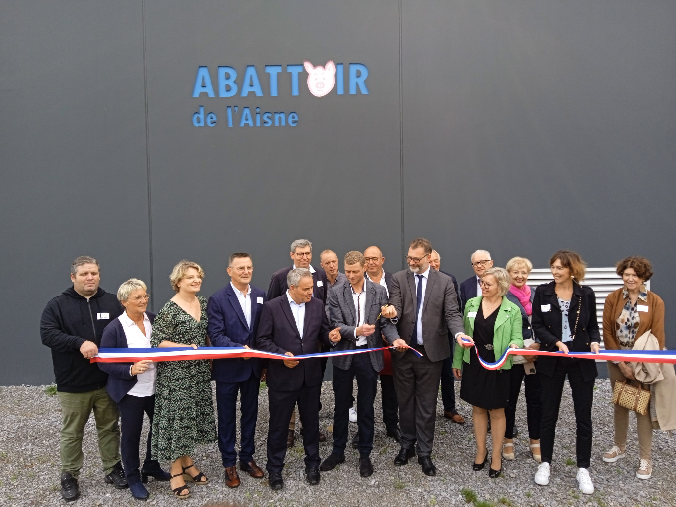 Partenaires, clients, élus du territoire ont officiellement coupé le ruban en ce jour inaugural.