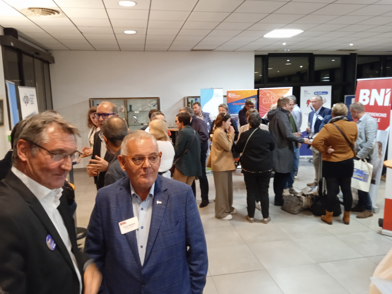 Les participants ont poursuivi les échanges dans le salon Hermès autour des stands. 