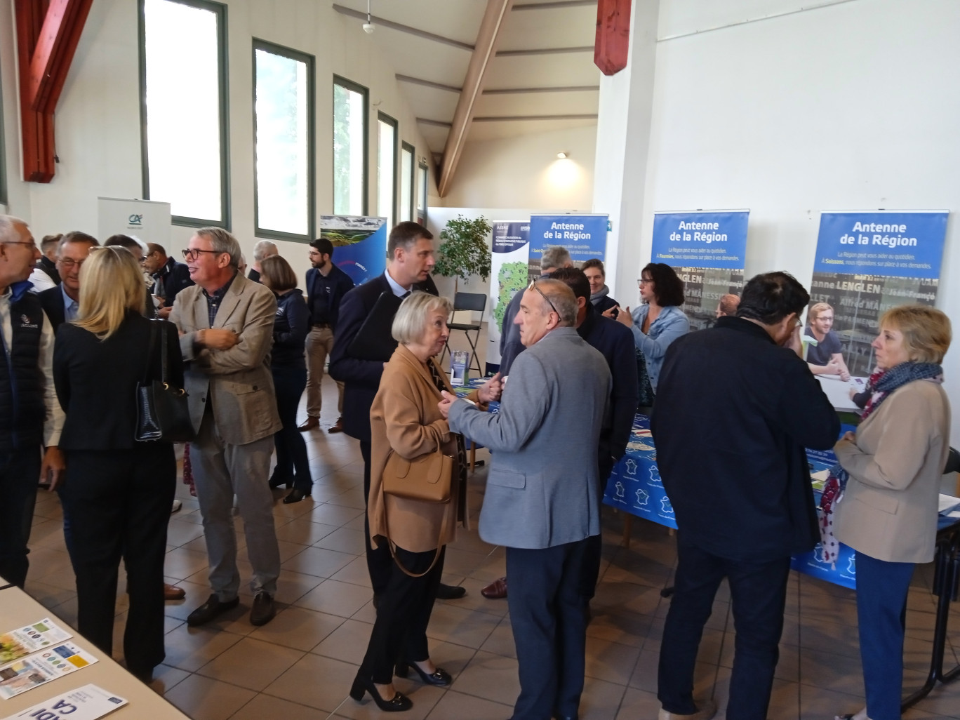 Durant la pause café entre les deux temps forts de la matinée, les participants ont eu toute liberté de pouvoir poursuivre les échanges dans le hall de la salle Gabrielle d’Estrées de Coucy-le-Château.