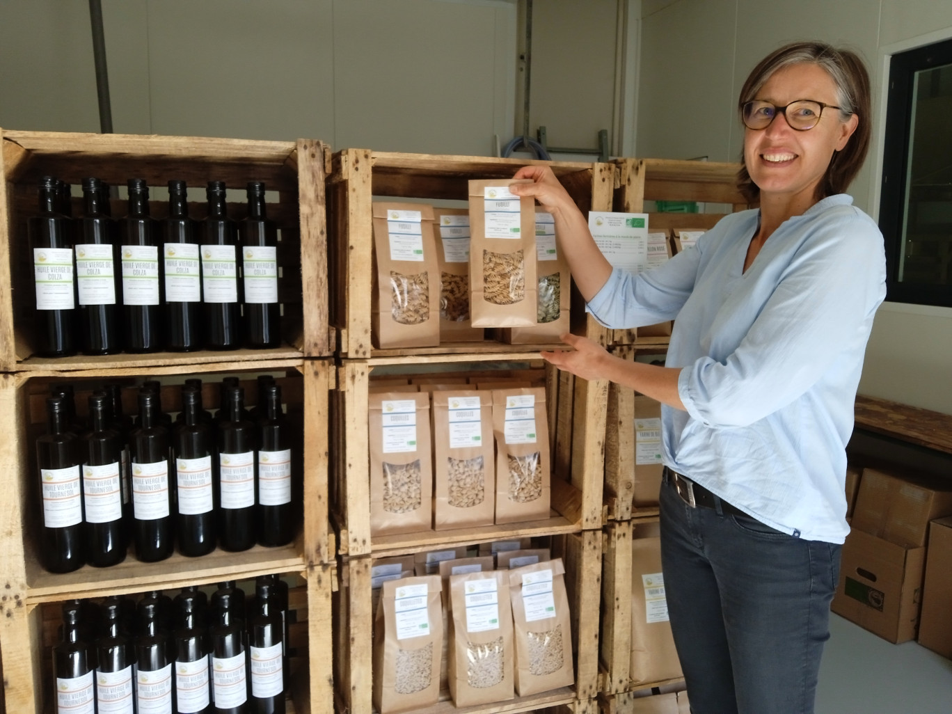 Farine, pâtes, lentilles et huiles sont fabriquées par Florence L’Escop dans l’atelier installé à la ferme. 