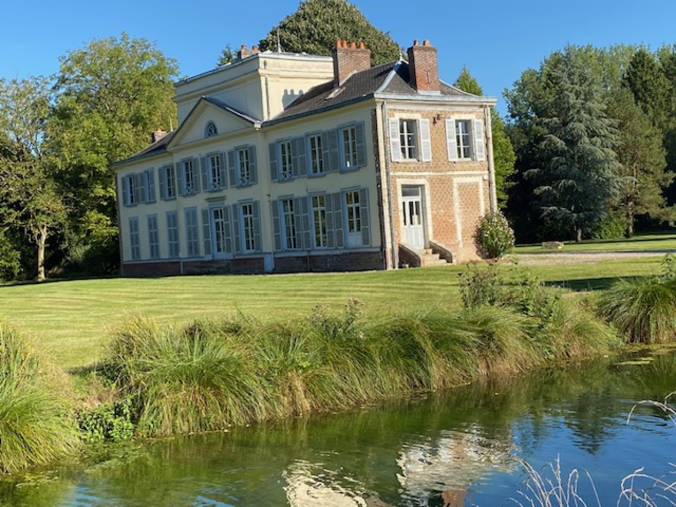 Le château a tout de la gentilhommière.