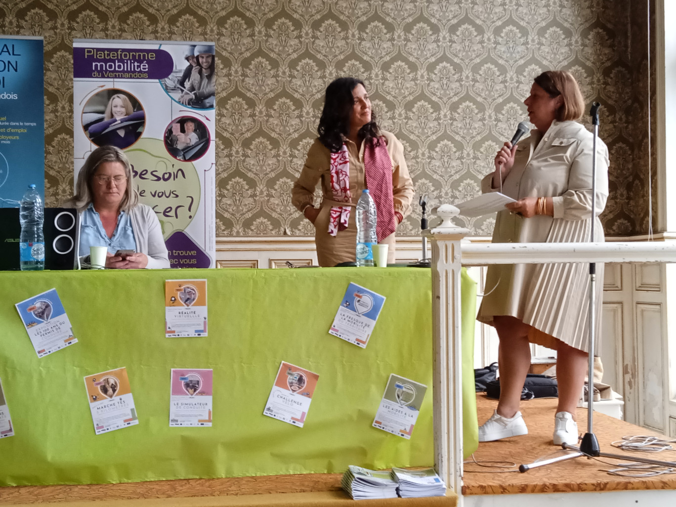 Manal Faxelle, présidente de Femmes 3000 en Hauts-de-France (au centre) a apporté son soutien à l’équipe de la plate-forme Mobilité du Pays du Vermandois dans le cadre de cette action. 