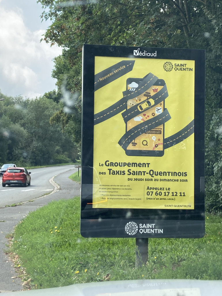 La ville de Saint-Quentin affiche largement les informations concernant ce service. ©Groupement des taxis du Saint-Quentinois