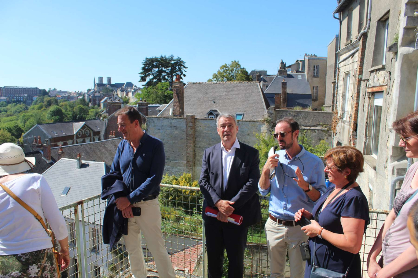 Éric Delhaye, maire de Laon et Joël Le Ny, directeur régional d’Action Logement Services (au centre), ont visité différents immeubles en cours de réhabilitation dont certains offrent une vue agréable sur la ville haute.