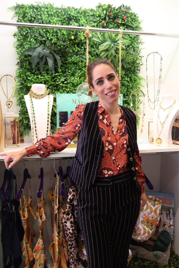 Amélie Boucher anime son magasin de prêt-à-porter féminin Amiens sur 150 m² de vêtements, bijoux, parfums et accessoires.