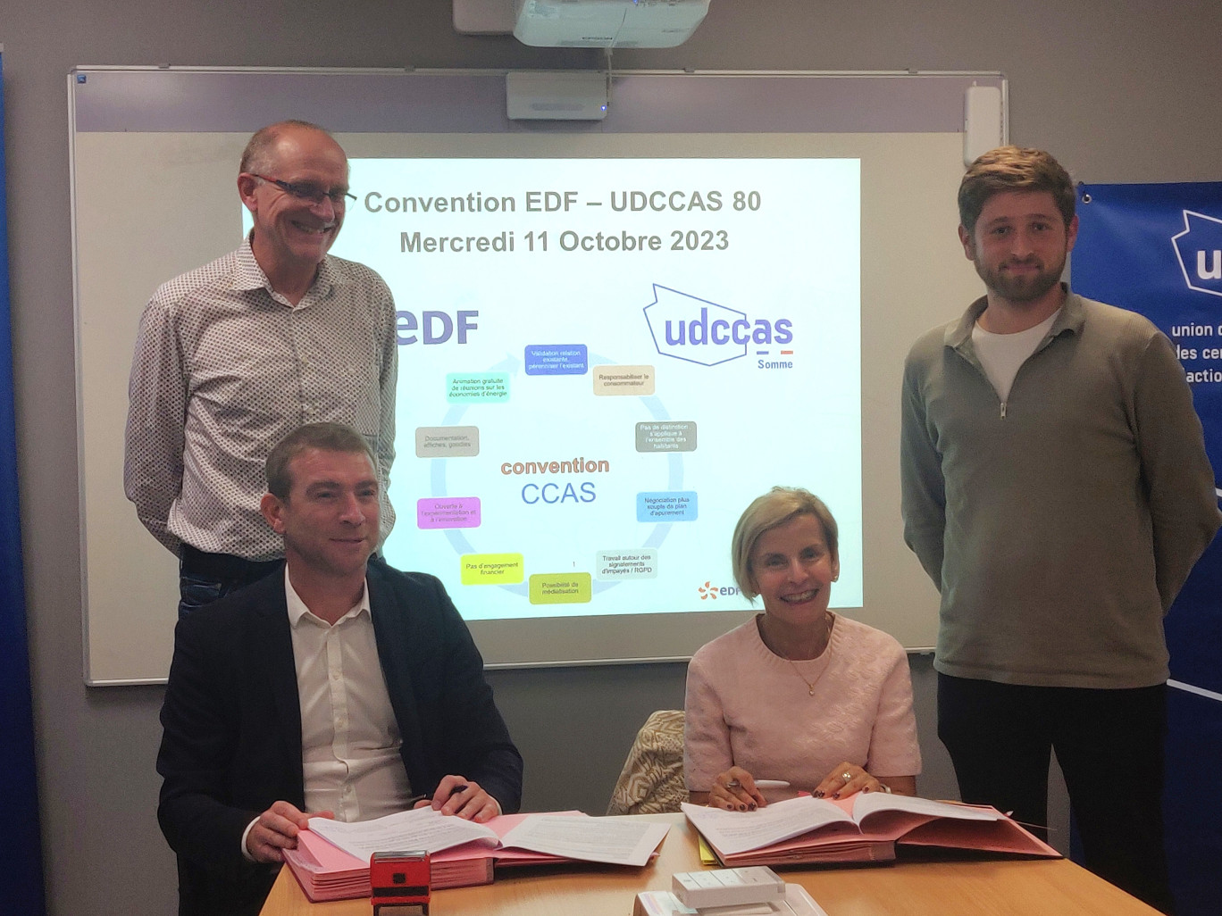 Mathilde Roy et Rémy Vergriete, entourés par Thierry Lecat et Paul Lemer, chargé de mission au sein de l’UDCCAS, ont signé une convention pour rapprocher EDF Solidarité et l’UDCCAS. @Aletheia Press/ DLP