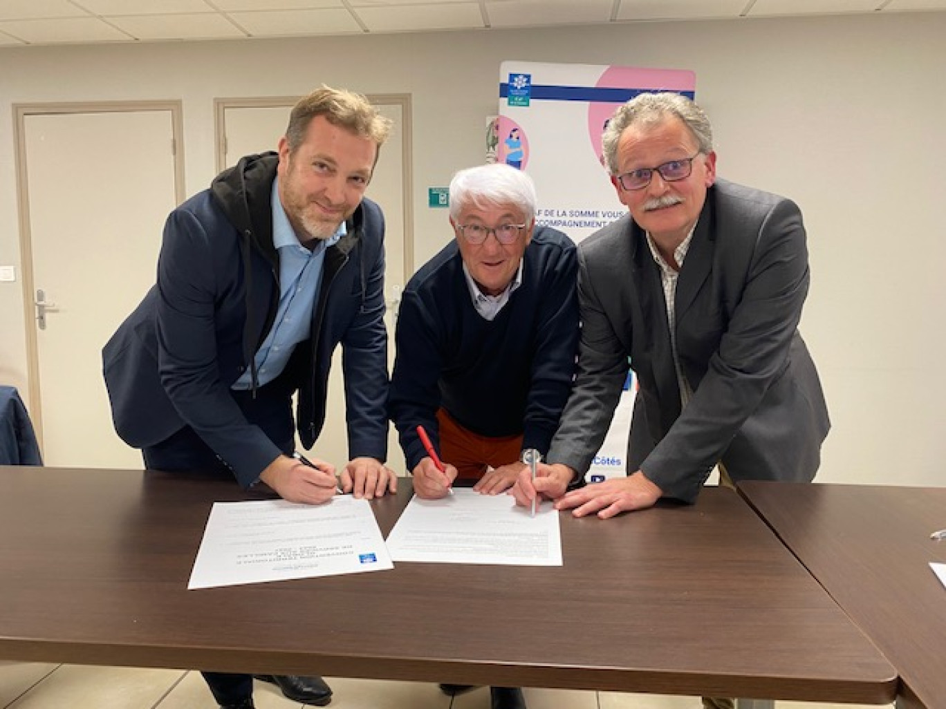 Thierry Marcotte-Even, directeur de la Caf de la Somme, René Lognon, président de la communauté de communes Nièvre et Somme et Charles Daune, président de la Caf de la Somme.