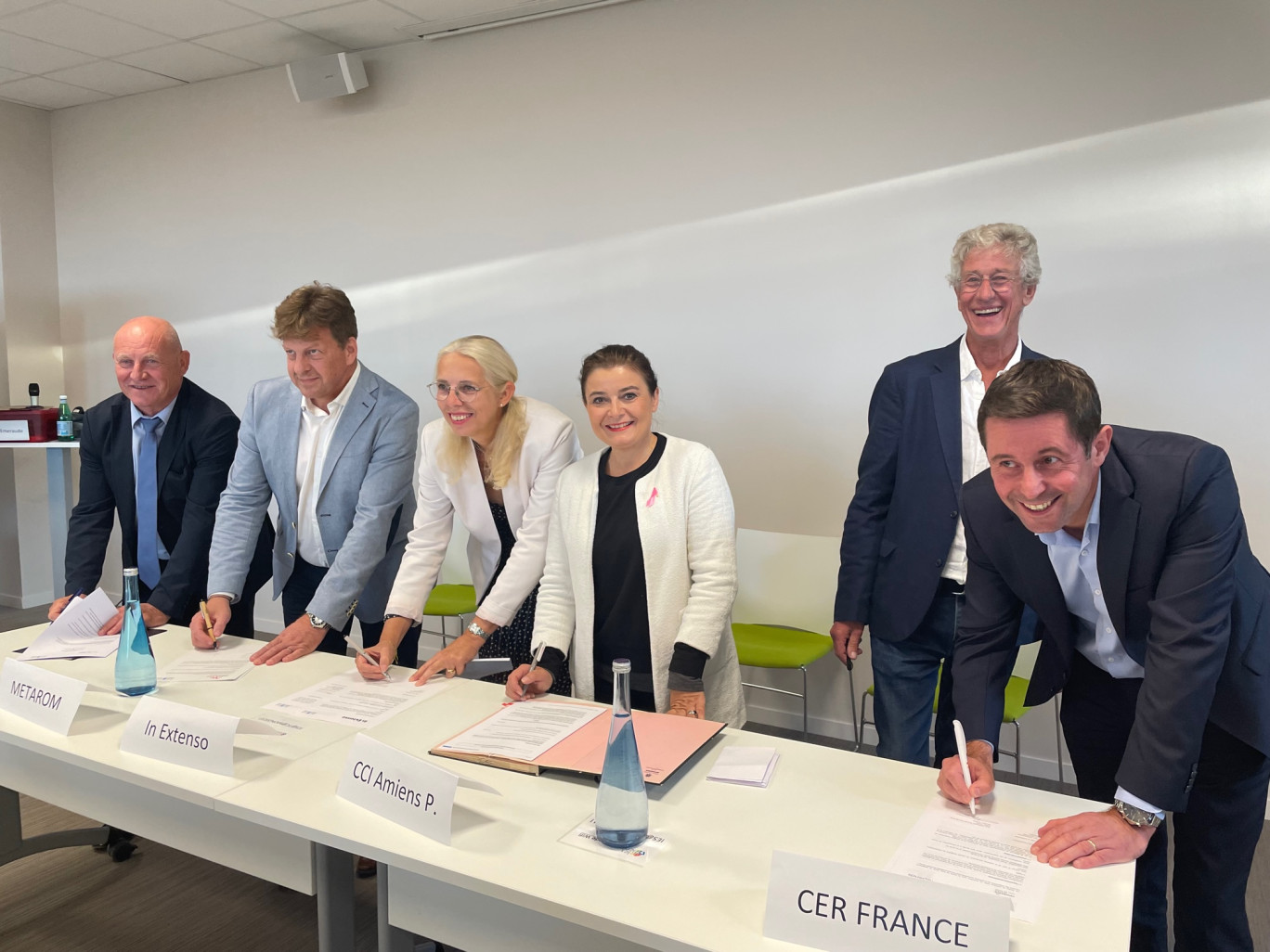 Signature de la convention avec les premiers partenaires économiques de 60 000 Rebonds, dont Olivier Taisne, directeur Cerfrance Picardie Nord de Seine et Fany Ruin, vice-présidente de CCI France et présidente de la CCI Amiens-Picardie.