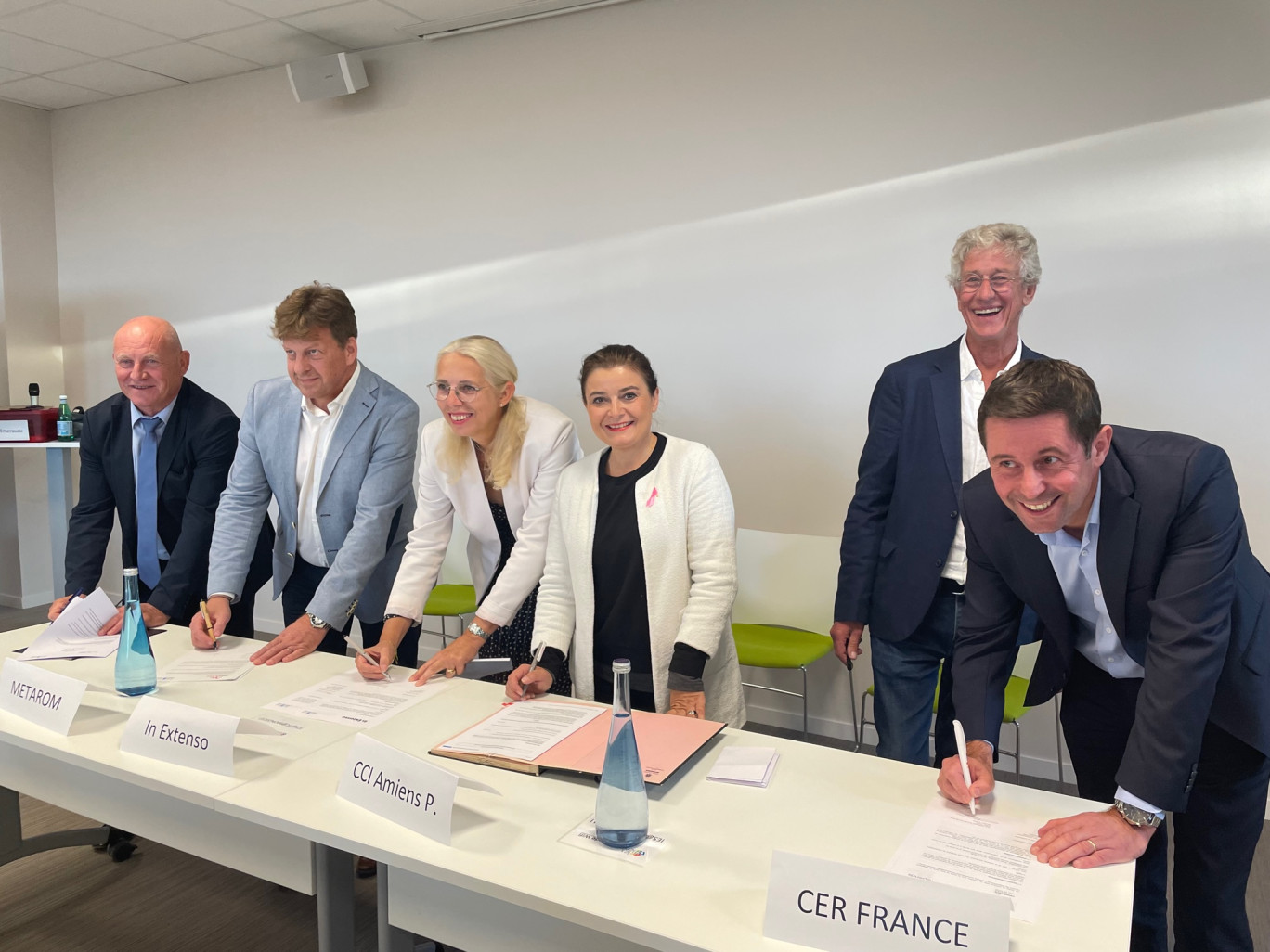Signature de la convention avec les premiers partenaires économiques de 60 000 Rebonds, dont Olivier Taisne, directeur Cerfrance Picardie Nord de Seine et Fany Ruin, vice-présidente de CCI France et présidente de la CCI Amiens-Picardie.