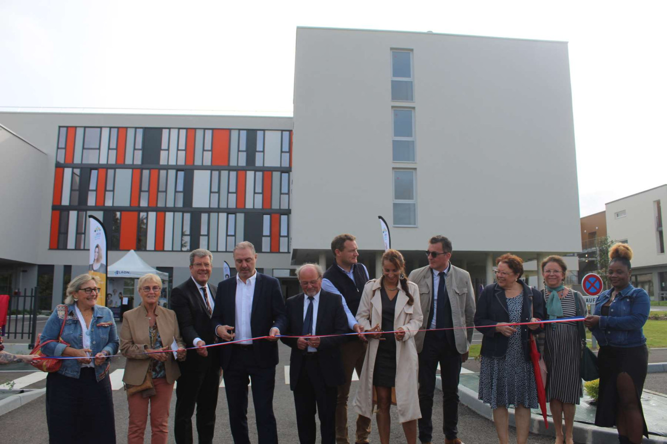 Élus et membres du Conseil d’administration de l’Opal ont inauguré le foyer de jeunes travailleurs de Laon. Au centre : Freddy Grzeziczak, président de l’Opal et Didier Vaesken, président d’Accueil et Promotion.