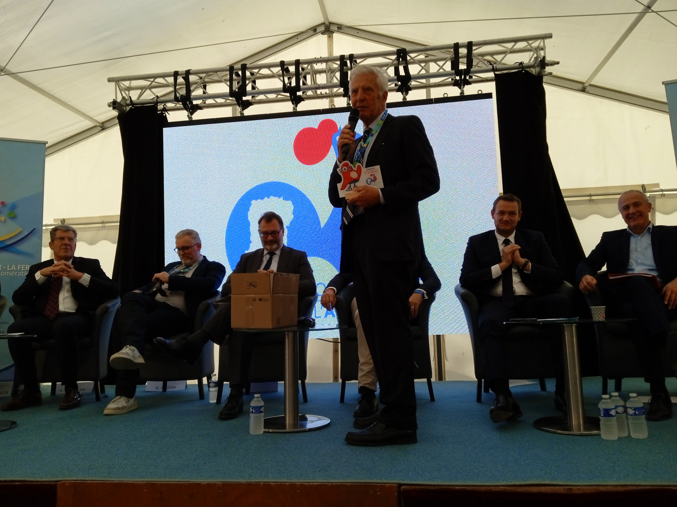 JO 2024 : un trophée a été remis aux élus représentant les communes de l’Aisne identifiées "Terre de jeux" , La Ferté-Milon, Fère-en-Tardenois, Belleu, Soissons, Tergnier, Laon, Saint-Quentin et Bucy-le-Long.