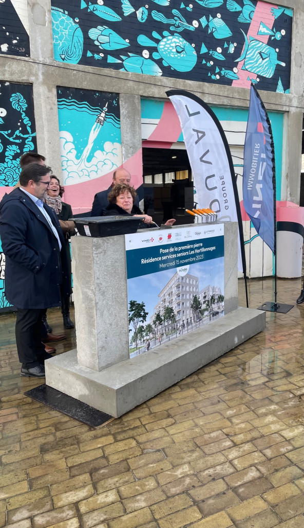 Pose de la première pierre du programme des 3 mondes, porté par Vinci/ Duval sur six hectares sous l’égide de la ville et de la société publique locale Amiens Vallée Idéale Développement, pour de nouveaux logements près du parc Nisso-Pelossof, une résidence senior et un hôtel 4*.