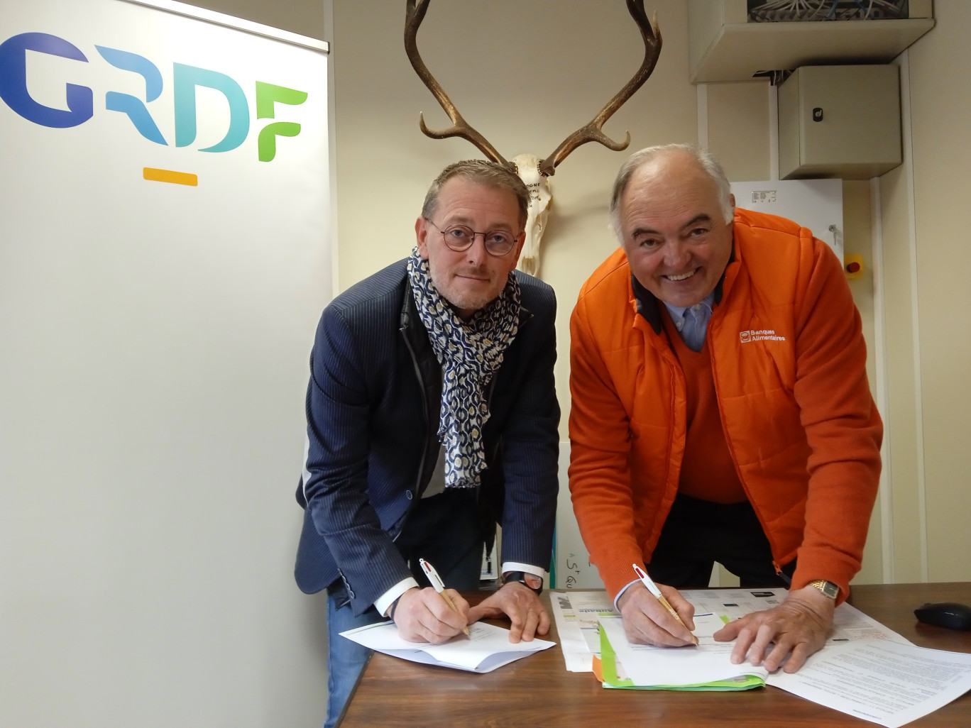 Frédéric Delormel (à g.) et Alain Betems ont signé la convention de partenariat pour une année qui fera date dans l'histoire de la Banque alimentaire de l'Aisne. 