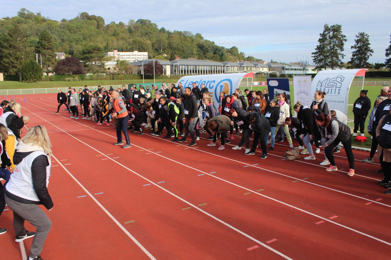 Conseillers Pôle emploi d'un côté et demandeurs d'emploi et employeurs de l'autre, mélangés et anonymes, se sont échauffés avant de participer à des exercices d'athlétisme tout le matin. Un moment qui doit permettre aux recruteurs de repérer les aptitudes, compétences et savoir-être des demandeurs.