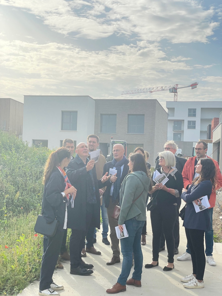Une présentation du programme Couleur Nature par les équipes de Nacarat Immobilier en présence de Thomas Lhermite, président de la SEM Amiens Aménagement et d'Anne-Marie Guiziou, présidente du Comité de quartier AVEC.