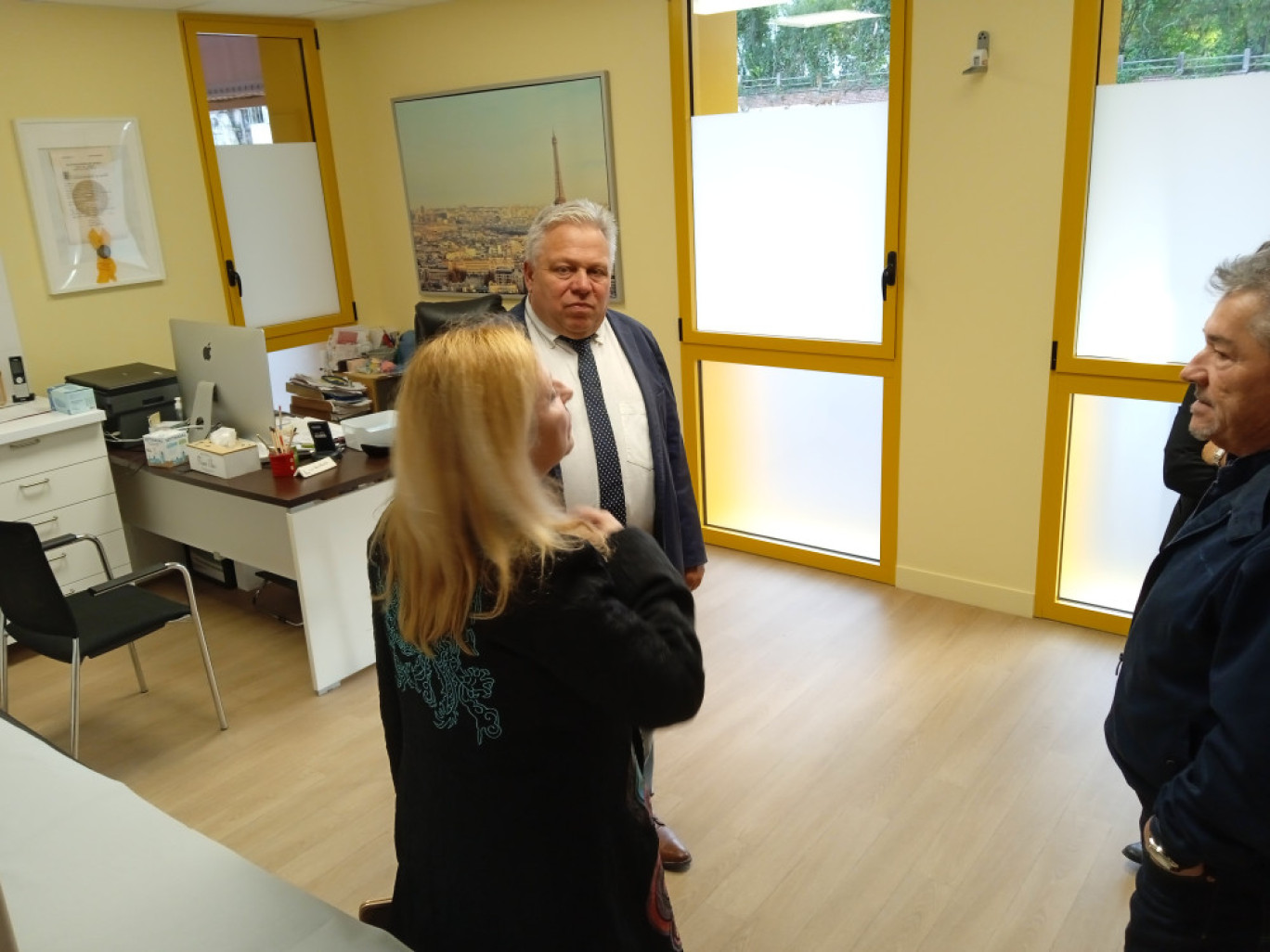 Le docteur Ana Quintela déjà installée dans les locaux a conduit la visite lors de l’inauguration.