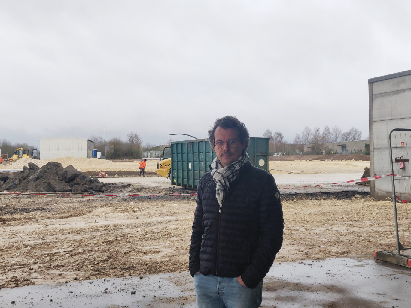 Simon Linéatte sur le chantier de l’usine. @Aletheia Press/ DLP