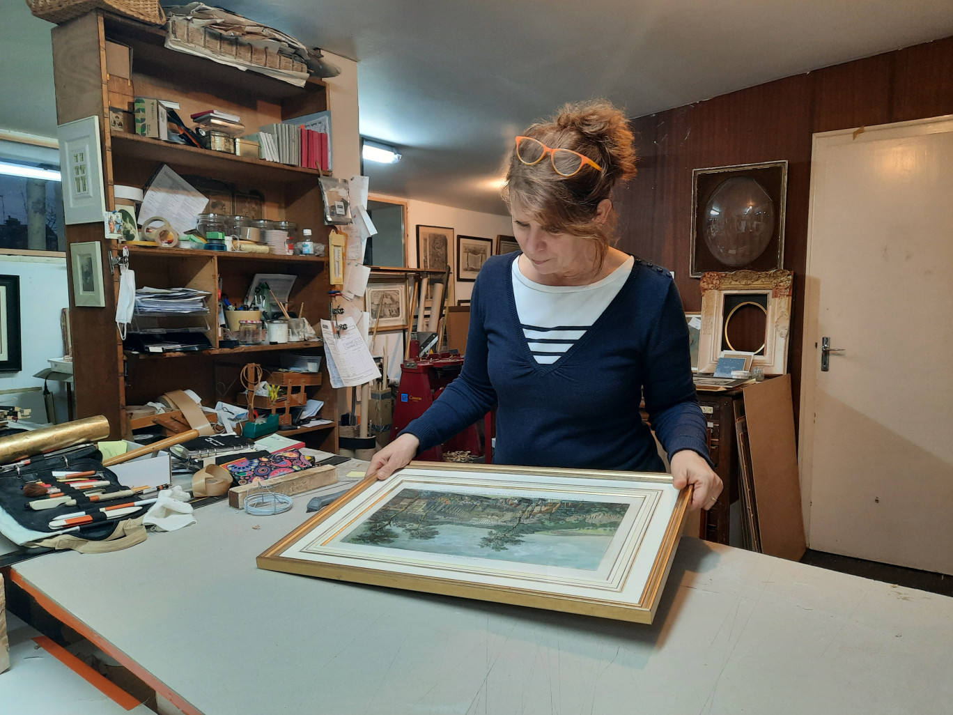 Catherine Boitel, dirigeante de l’entreprise Art d’Oise spécialisée dans la restauration et conservation de documents anciens et graphiques et dans l’encadrement de documents comme d’objets. ©Aletheia Press/ L.Péron