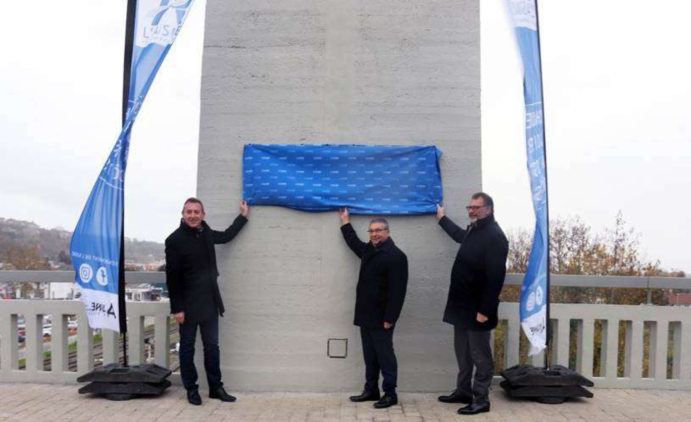 Éric Delhaye, maire de Laon, Nicolas Fricoteaux, président du Département de l'Aisne et Thomas Campeaux, préfet de l'Aisne, ont inauguré l'ouvrage réhabilité. ©Département de l'Aisne.