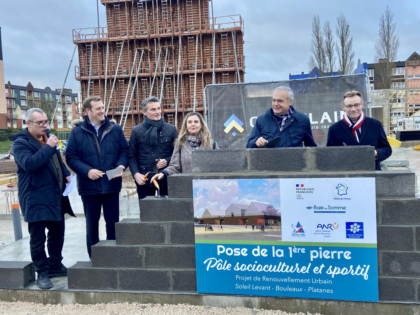 Le préfet et le maire d’Abbeville (tous deux à droite) ont posé la première pierredu futur centre socioculturel et sportif d'Abbeville.