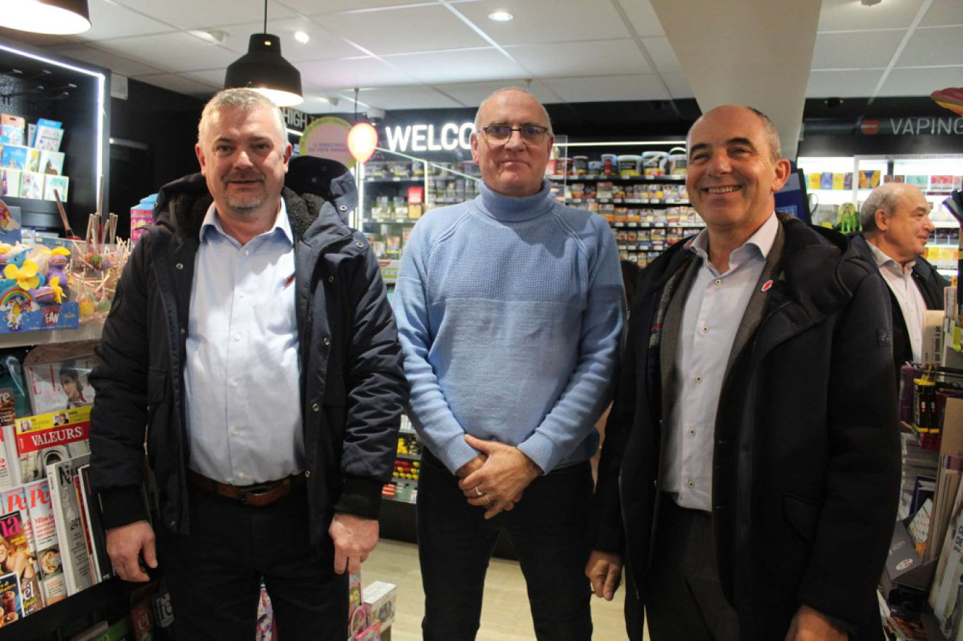 Christophe Gonzalez, Roman et Philippe Coy, respectivement président de la Confédération des buralistes de l'Aisne et de la Confédération nationale, entourent Augustin Hernandez du tabac Lamartine à Soissons.