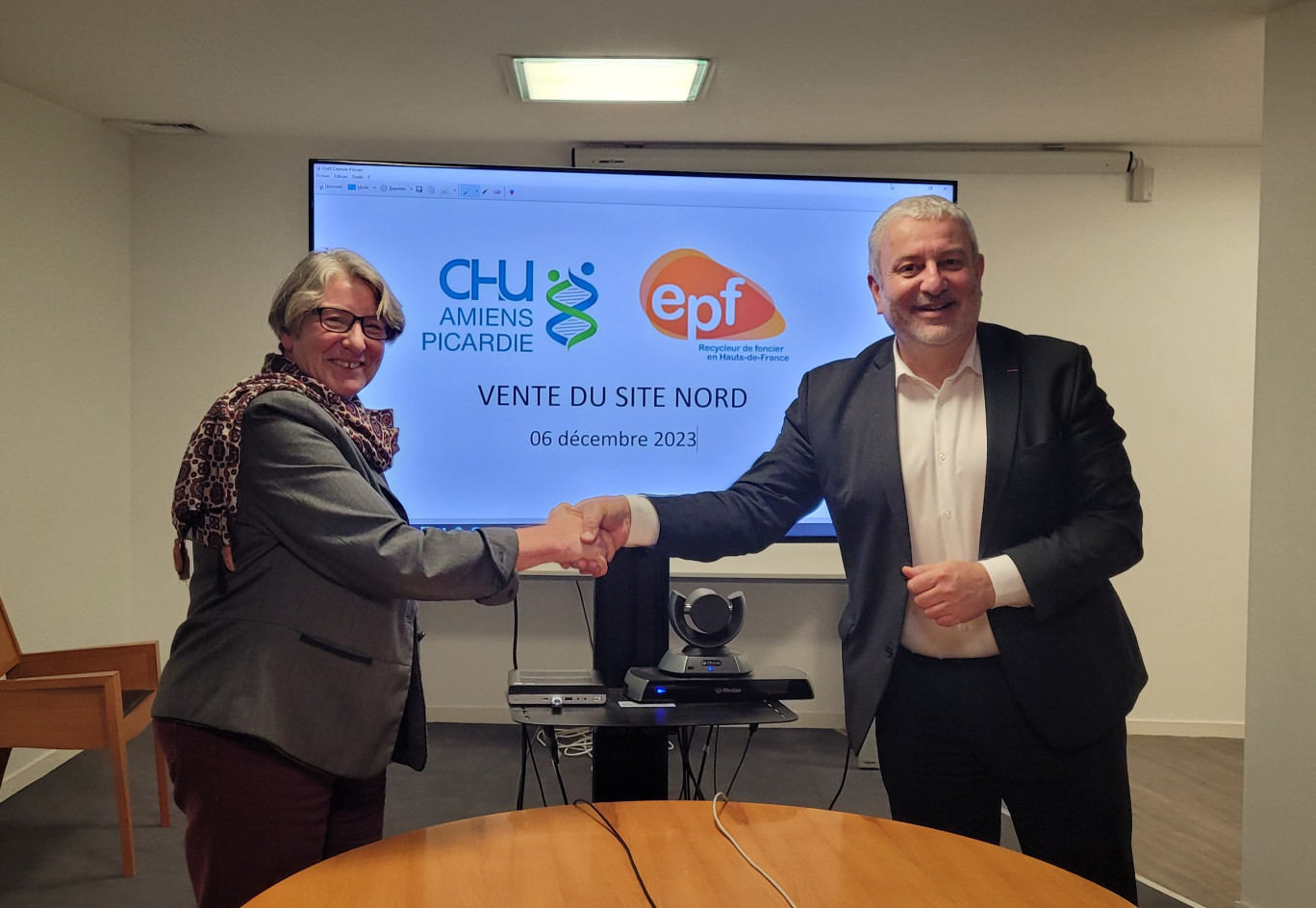 Ce 6 décembre dernier, Catherine Bardy, Directrice générale EPF HdF, et Didier Renaut, Directeur général du CHU Amiens-Picardie ont signé un acte de vente. et un une promesse de vente. (©CHU Amiens-Picardie) 