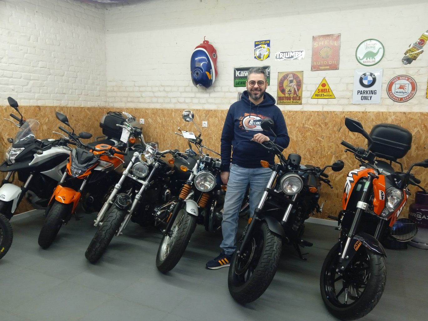Charlie Bajard a aménagé l’espace d’exposition des motos d’occasion dans une partie de son habitation.