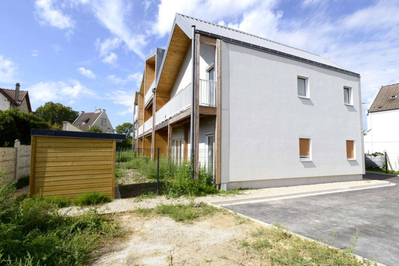 Neuf logements passifs ont été créées à Laon par l'Opal du côté de la Cité des Cheminots. L'immeuble est orienté de façon à profiter des apports naturels de lumière et d'ensoleillement et a été labellisé "Maison passive".