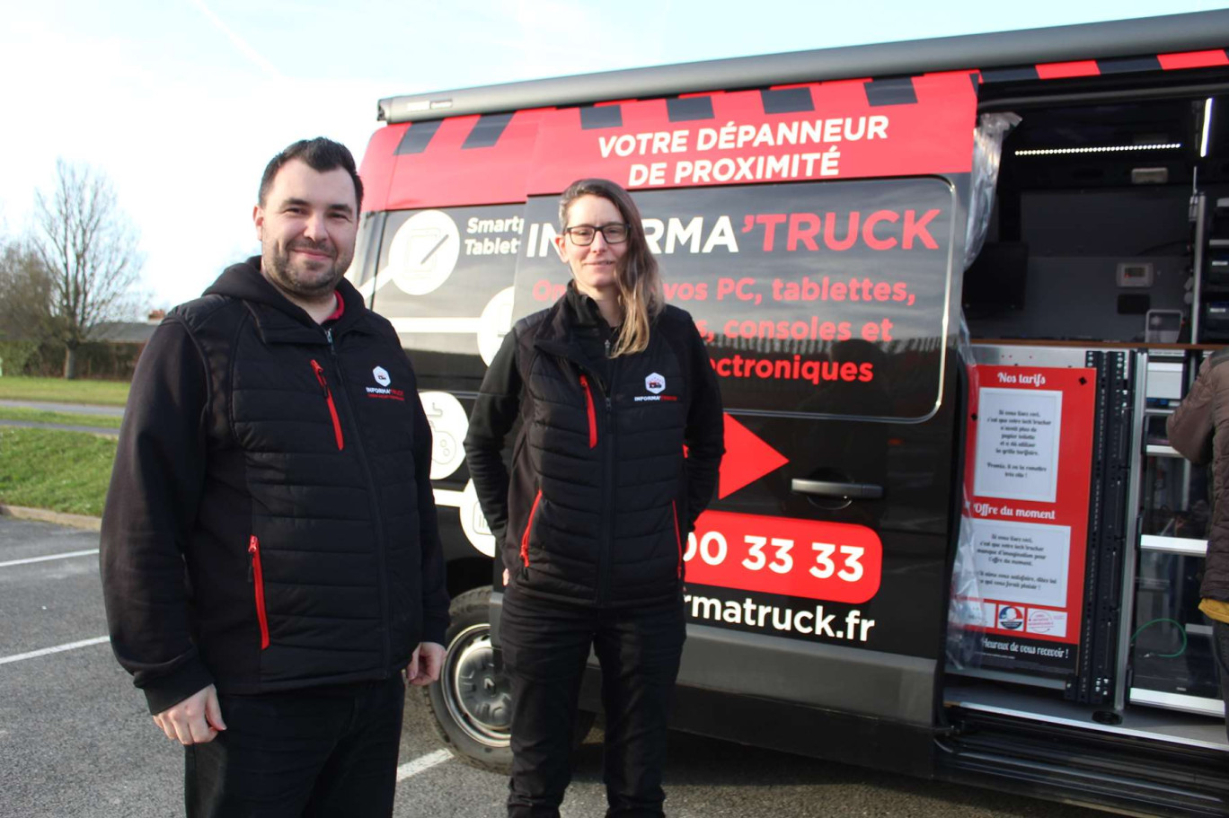 Cyril Noury, fondateur de l'Informa'Truck à Chauny avec Aurore Klein, qui sillonne depuis peu les routes de l'Aisne pour proposer aux habitants de réparer leur ordinateur, téléphone portable ou encore tablette numérique.