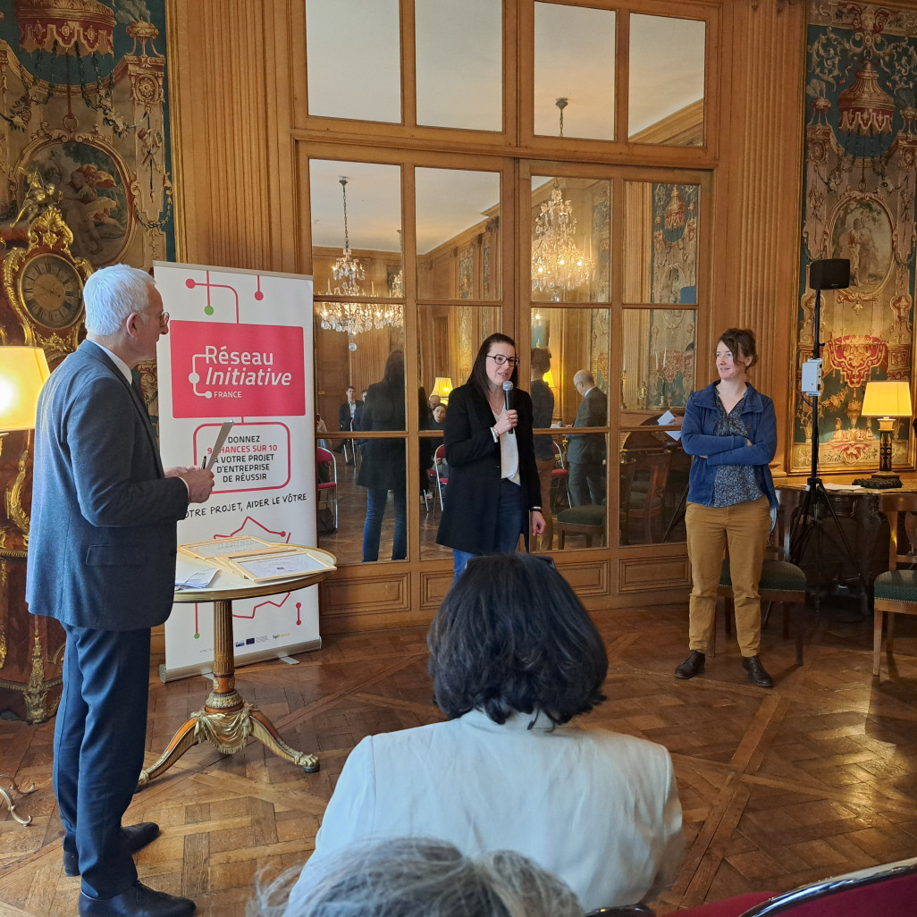 (de g. à dr.) Guillaume Pepy, président d’Initiative France, et deux des lauréates Maïté Ferdinand, fondatrice de Handivisible et Graziella Laurenty, fondatrice de Magasin général du vélo.