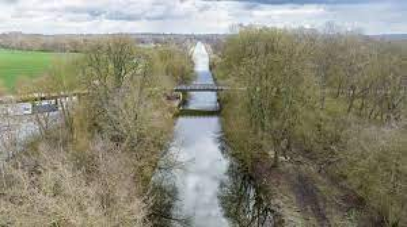 Au niveau de l’écluse d’Offoy, le début de la section Offoy-Saint-Simon du canal de la Somme.