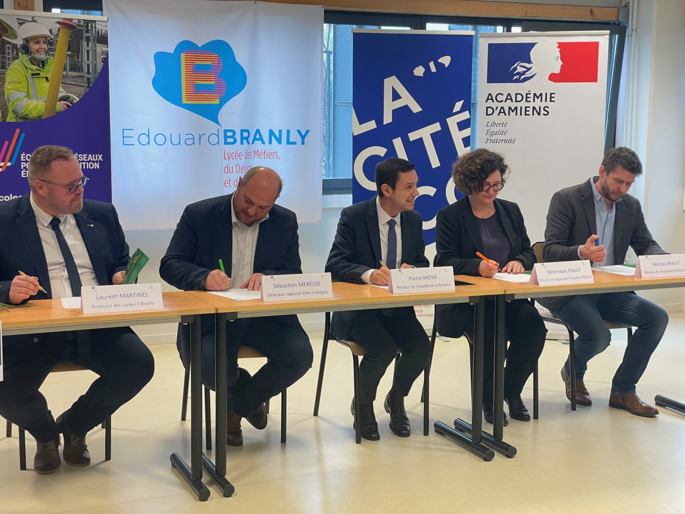 Enedis, Vinci et RTE signent une convention de coopération avec le lycée Édouard Branly d'Amiens en vue d'une École des réseaux pour la transition énergétique.
