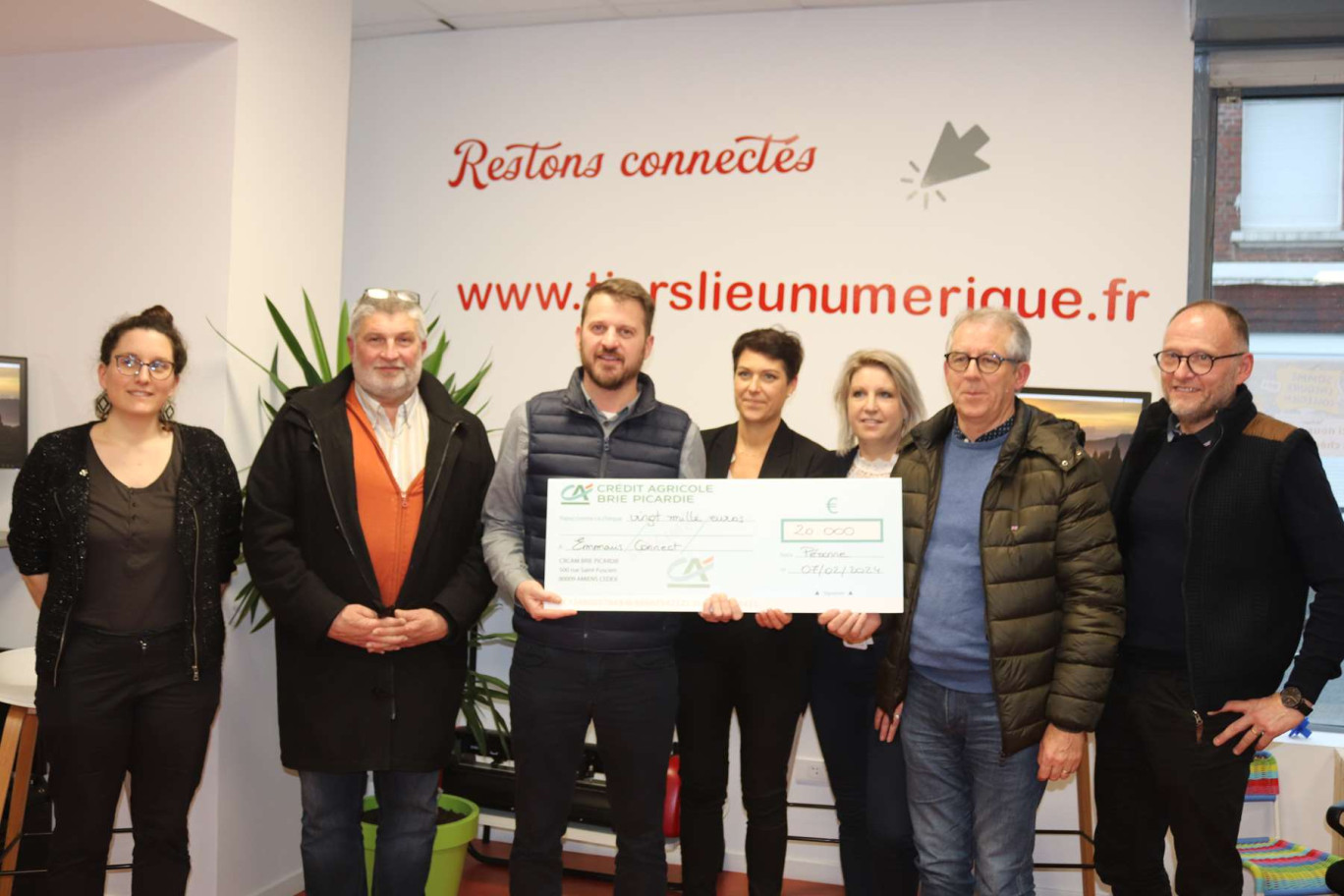 (de g. à dr.) Salomé Monclair responsable collecte Emmaüs, Jean-Dominique Payen, vice-président de la com de com, Samuel Maréchal responsable Emmaüs Hauts-de-France, Eugénie Henrion fondation Brie Picardie, Audrey Streppoli responsable du tiers-lieu, et des représentants du Crédit agricole.